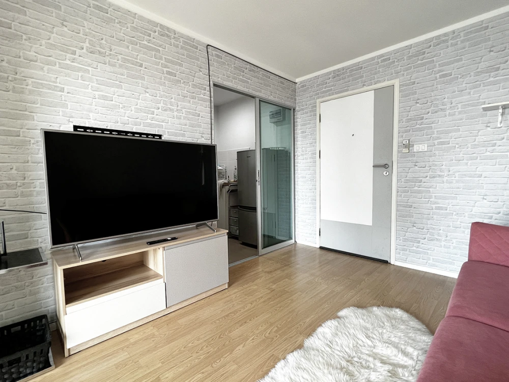 For sale or rent: Lumpini Place Srinakarin-Huamak Station. Beautifully decorated unit with a consistent color scheme and high-quality wallpaper. Book