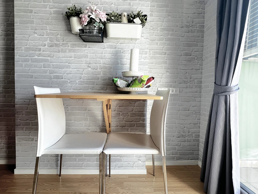 For sale or rent: Lumpini Place Srinakarin-Huamak Station. Beautifully decorated unit with a consistent color scheme and high-quality wallpaper. Book