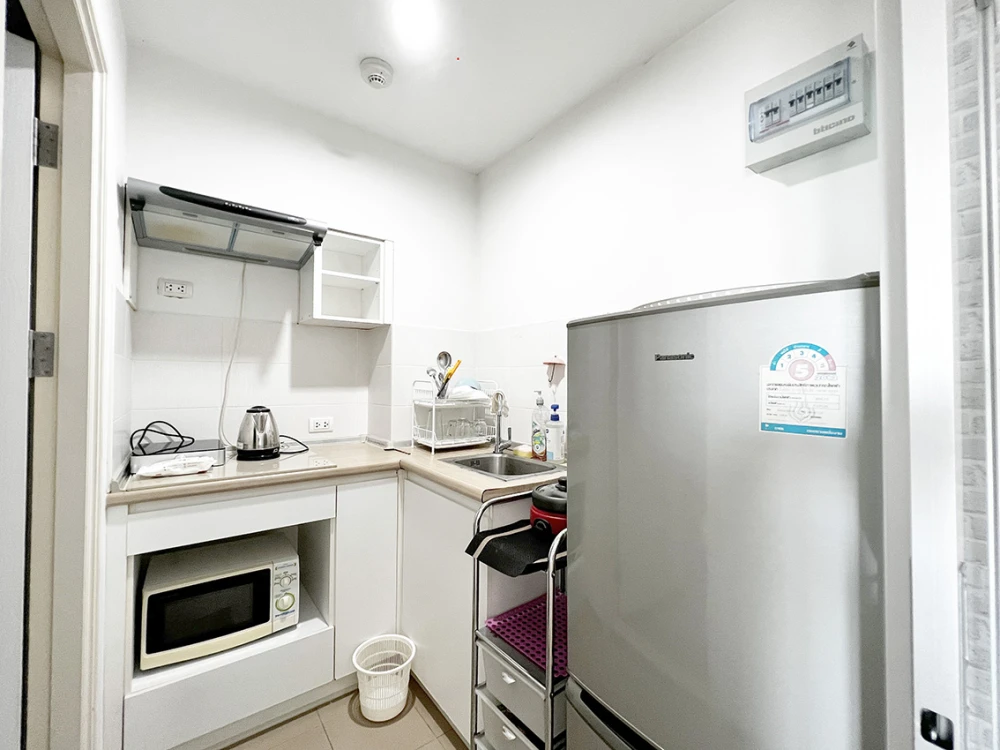 For sale or rent: Lumpini Place Srinakarin-Huamak Station. Beautifully decorated unit with a consistent color scheme and high-quality wallpaper. Book