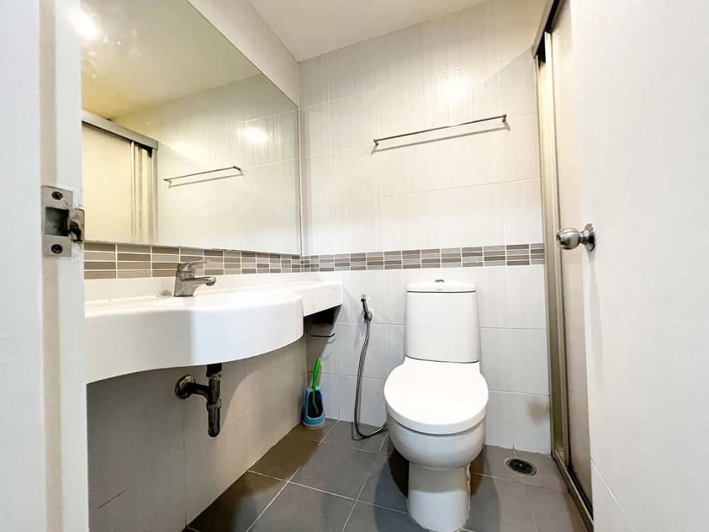 For sale or rent: Lumpini Place Srinakarin-Huamak Station. Beautifully decorated unit with a consistent color scheme and high-quality wallpaper. Book