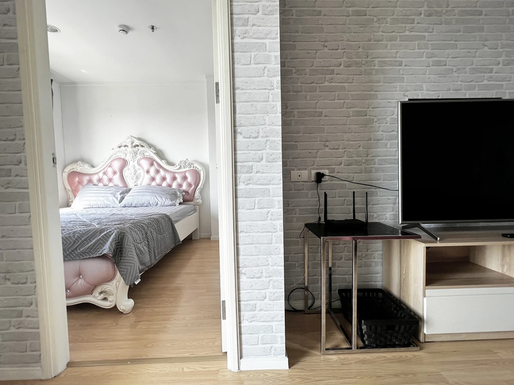 For sale or rent: Lumpini Place Srinakarin-Huamak Station. Beautifully decorated unit with a consistent color scheme and high-quality wallpaper. Book