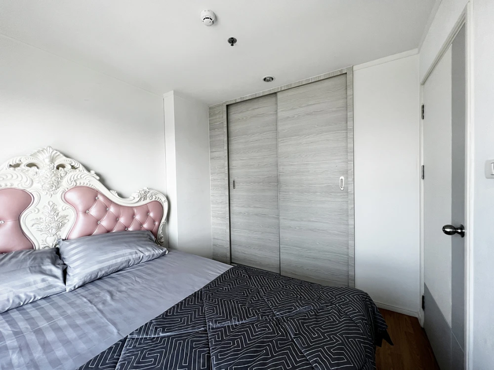 For sale or rent: Lumpini Place Srinakarin-Huamak Station. Beautifully decorated unit with a consistent color scheme and high-quality wallpaper. Book