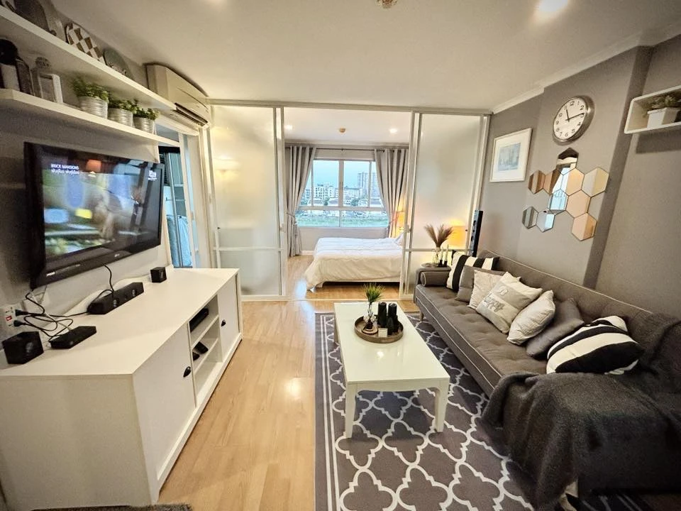 For sale or rent: Lumpini Ville Ramkamhaeng 26. Beautifully decorated, luxurious and elegant unit with complete furniture. Book now!