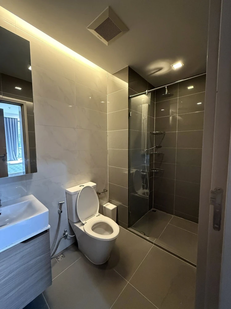 For sale or rent: M Thonglor 10. Features a walk-in closet and allows pets. A must-have for animal lovers!