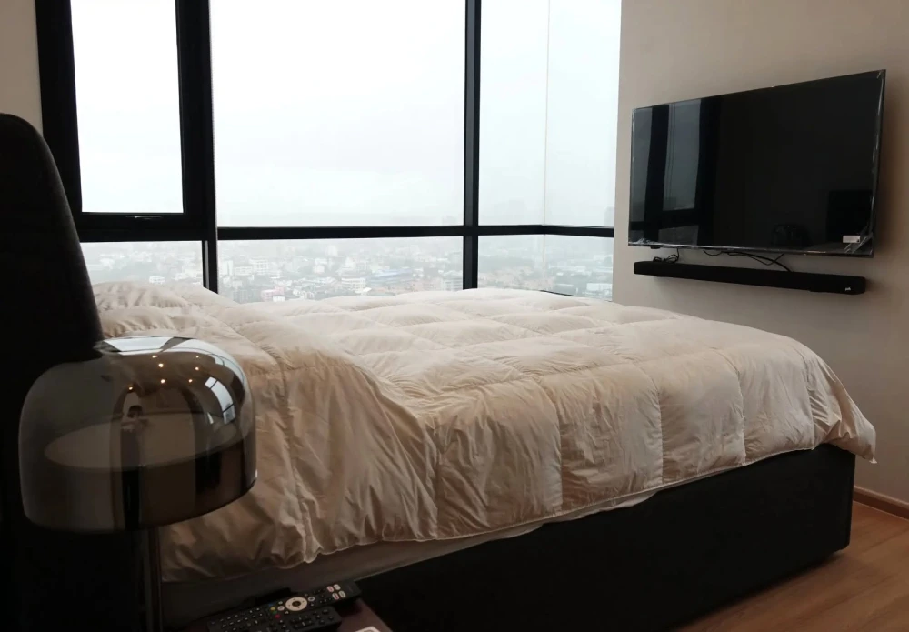 For sale or rent: Maru Ekkamai 2, Duplex unit, 2 bedrooms, 2.5 bathrooms, city view, fully furnished, pet-friendly. You can't miss this!