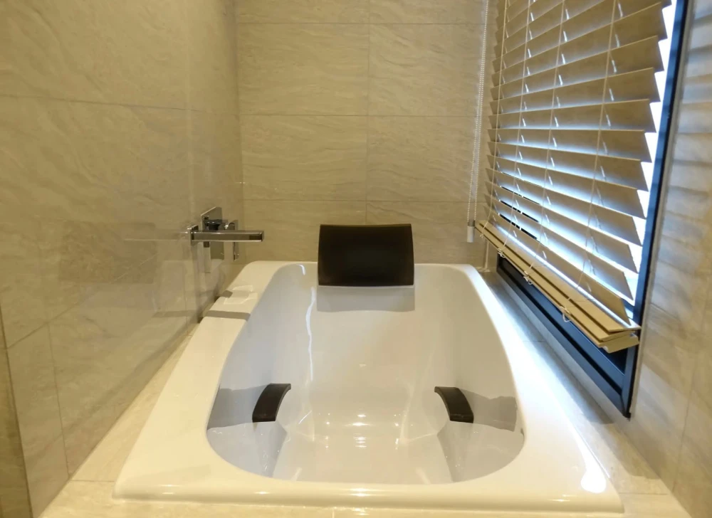 For sale or rent: Maru Ekkamai 2, Duplex unit, 2 bedrooms, 2.5 bathrooms, city view, fully furnished, pet-friendly. You can't miss this!
