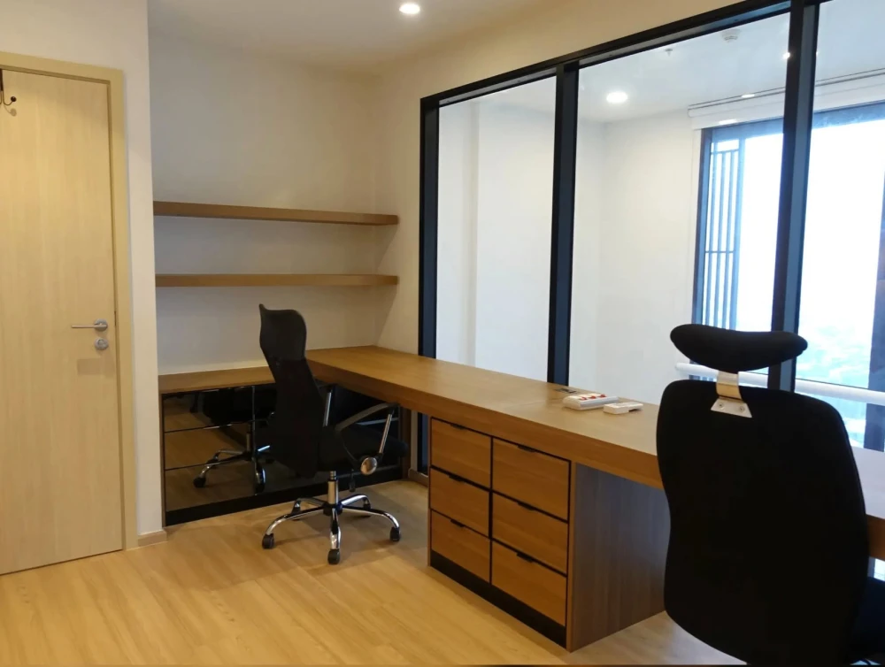 For sale or rent: Maru Ekkamai 2, Duplex unit, 2 bedrooms, 2.5 bathrooms, city view, fully furnished, pet-friendly. You can't miss this!