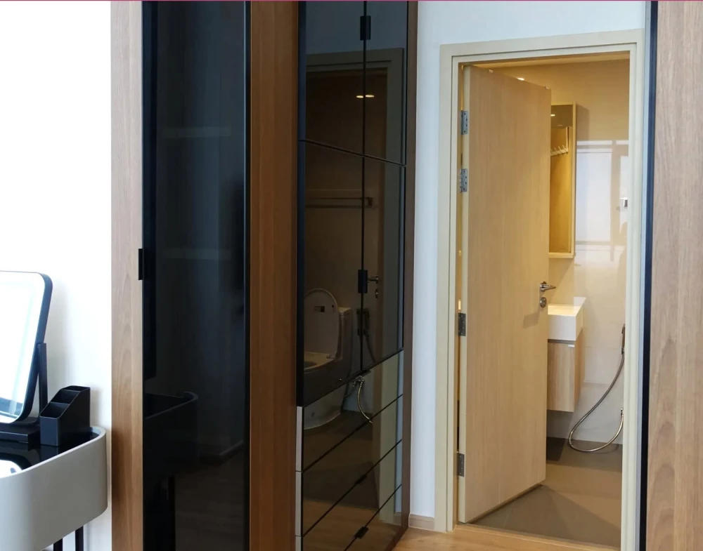 For sale or rent: Maru Ekkamai 2, Duplex unit, 2 bedrooms, 2.5 bathrooms, city view, fully furnished, pet-friendly. You can't miss this!