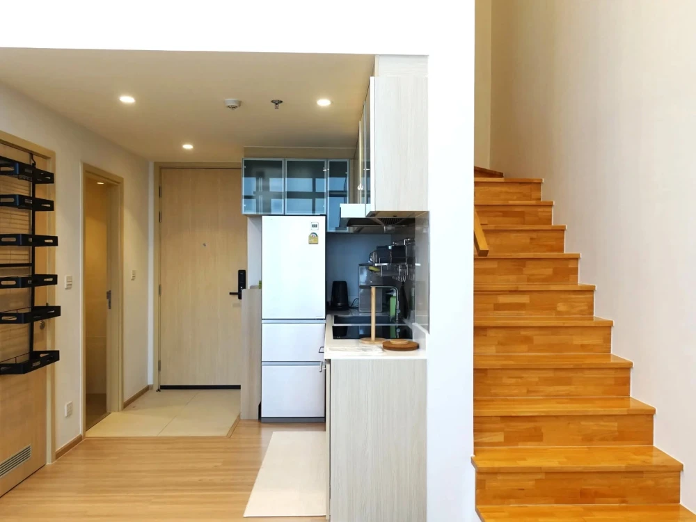 For sale or rent: Maru Ekkamai 2, Duplex unit, 2 bedrooms, 2.5 bathrooms, city view, fully furnished, pet-friendly. You can't miss this!