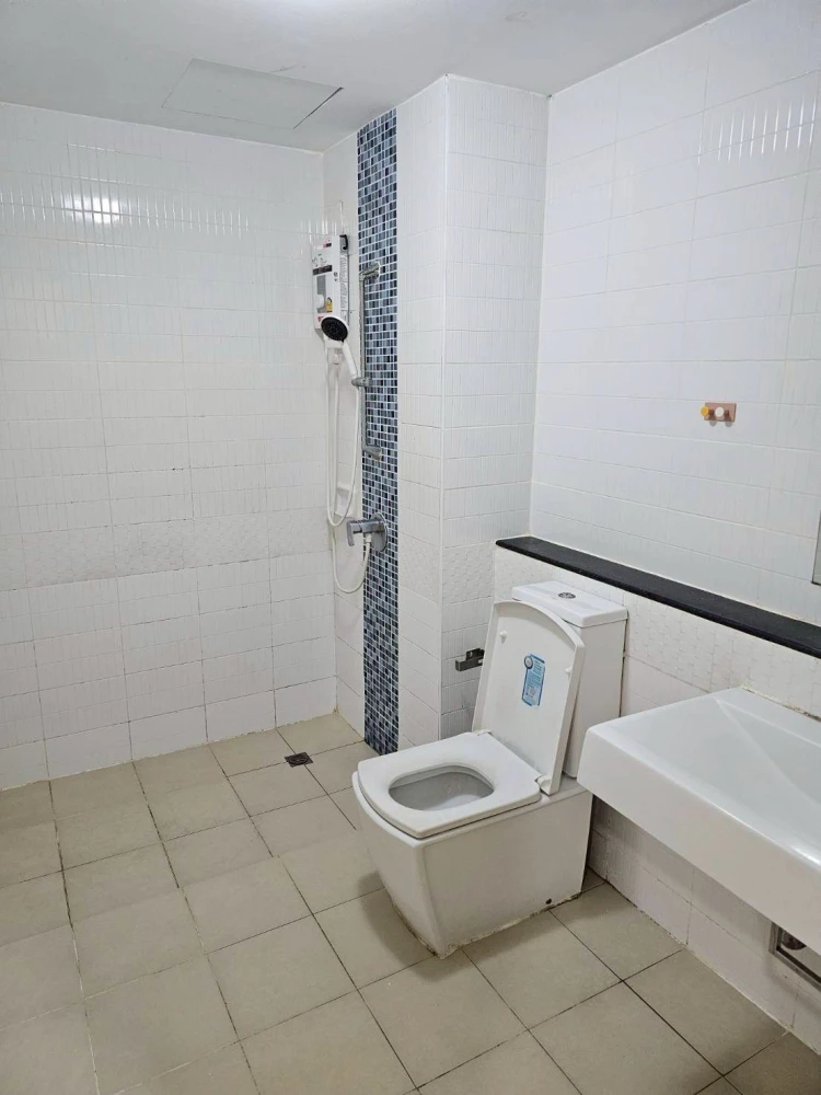 For sale or rent: Metro Park Sathorn. Spacious rooms with ample usable space and complete amenities. Book now!