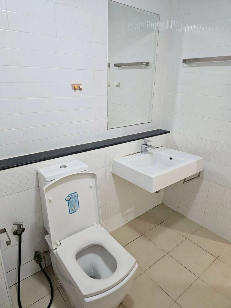 For sale or rent: Metro Park Sathorn. Spacious rooms with ample usable space and complete amenities. Book now!