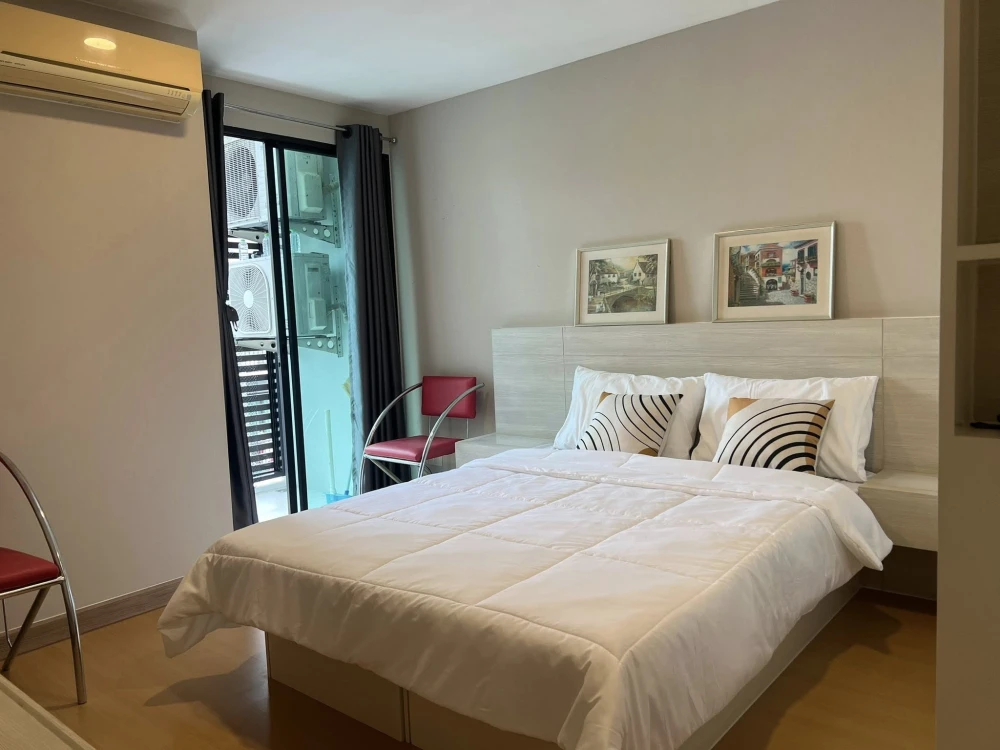 Metro Sky Ratchada for sale, simply decorated room with good quality furniture, just bring your own luggage and move in.