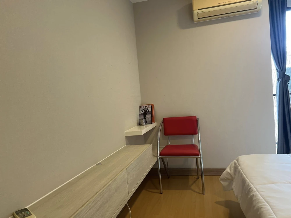 Metro Sky Ratchada for sale, simply decorated room with good quality furniture, just bring your own luggage and move in.