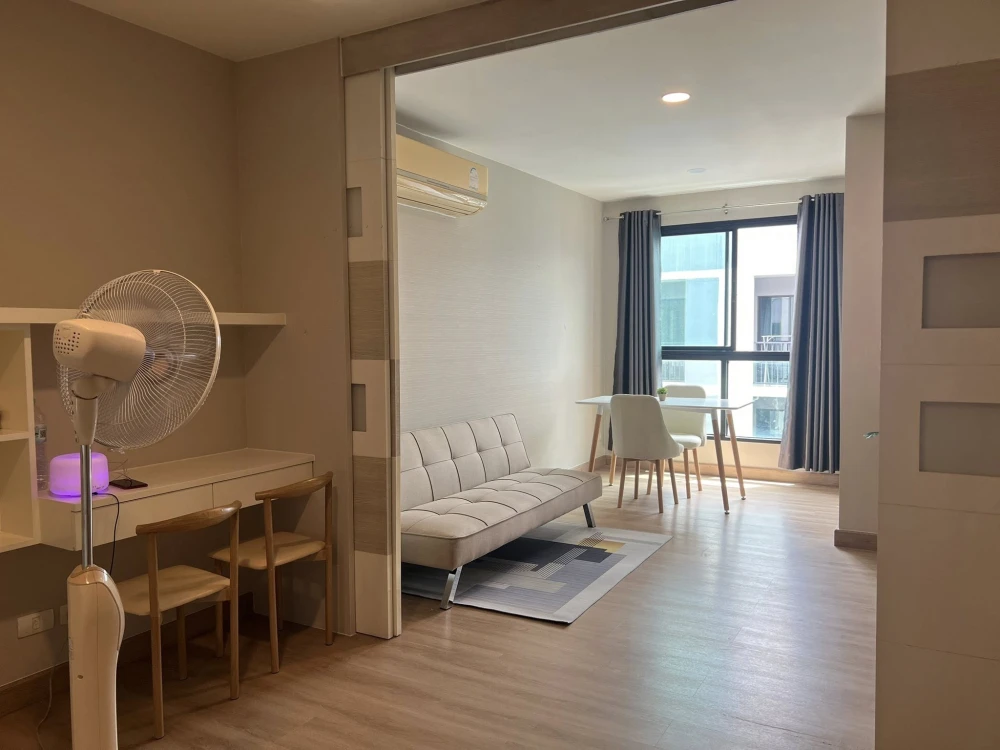 Metro Sky Ratchada for sale, simply decorated room with good quality furniture, just bring your own luggage and move in.