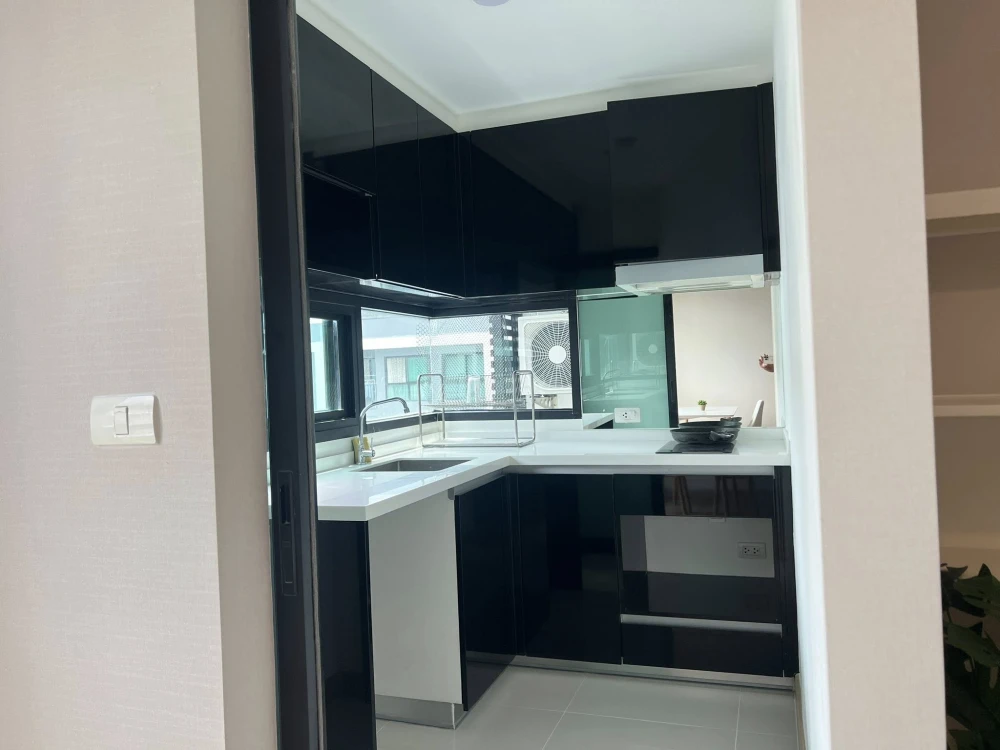 Metro Sky Ratchada for sale, simply decorated room with good quality furniture, just bring your own luggage and move in.