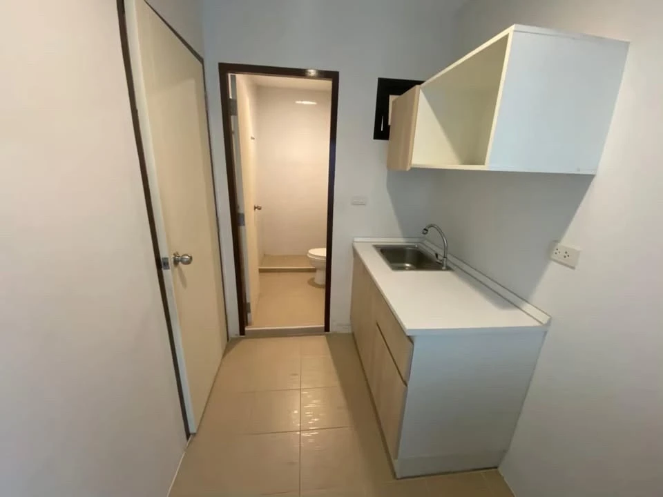 For sale, for rent MT PRESTIGE Phahon Yothin, room is opposite the fire escape, fully furnished, good value for money like this, must book.