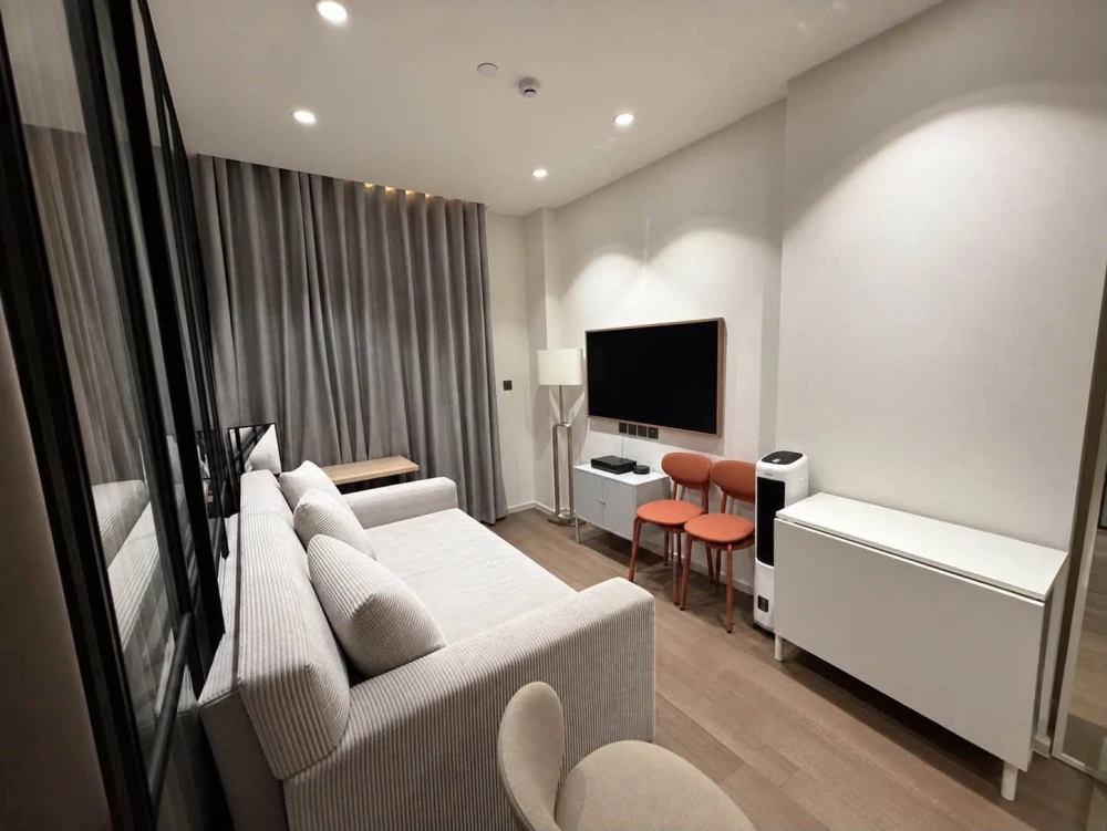 For Sale/Rent: Muniq Sukhumvit 23, 20th floor. Spacious unit offering high privacy; fully furnished and equipped with appliances—ready to move in.