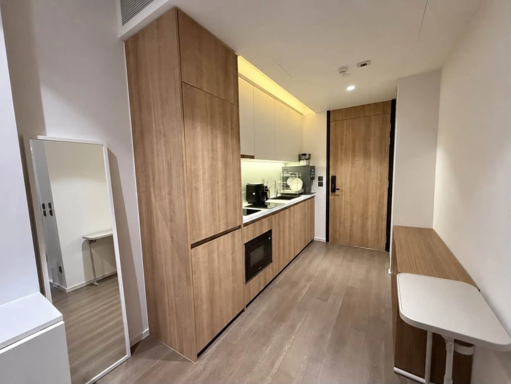 For Sale/Rent: Muniq Sukhumvit 23, 20th floor. Spacious unit offering high privacy; fully furnished and equipped with appliances—ready to move in.