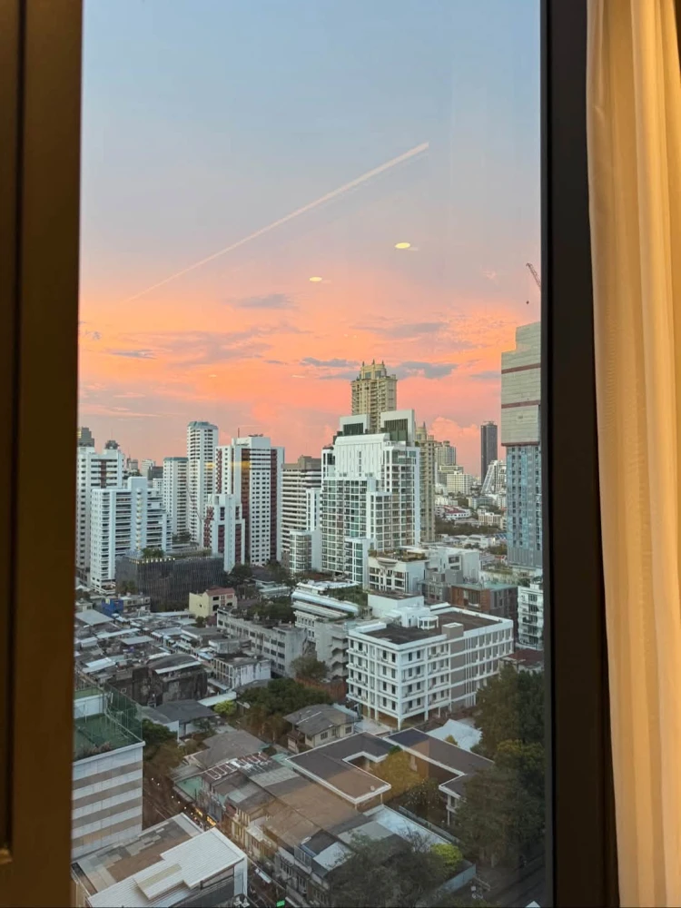 For Sale/Rent: Muniq Sukhumvit 23, 20th floor. Spacious unit offering high privacy; fully furnished and equipped with appliances—ready to move in.