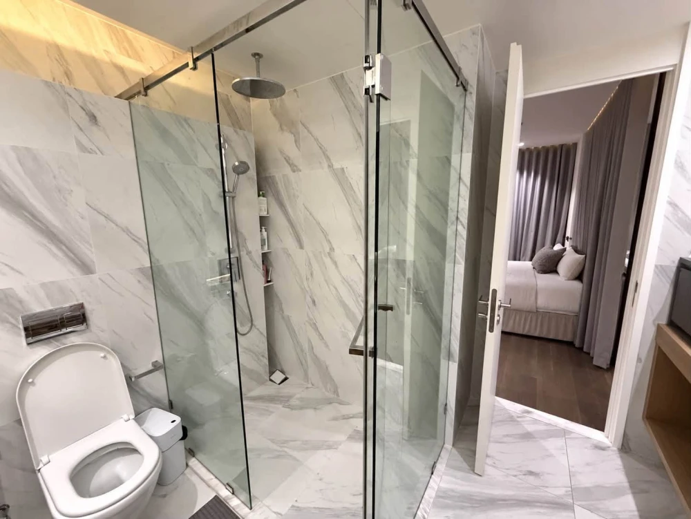 For Sale/Rent: Muniq Sukhumvit 23, 20th floor. Spacious unit offering high privacy; fully furnished and equipped with appliances—ready to move in.