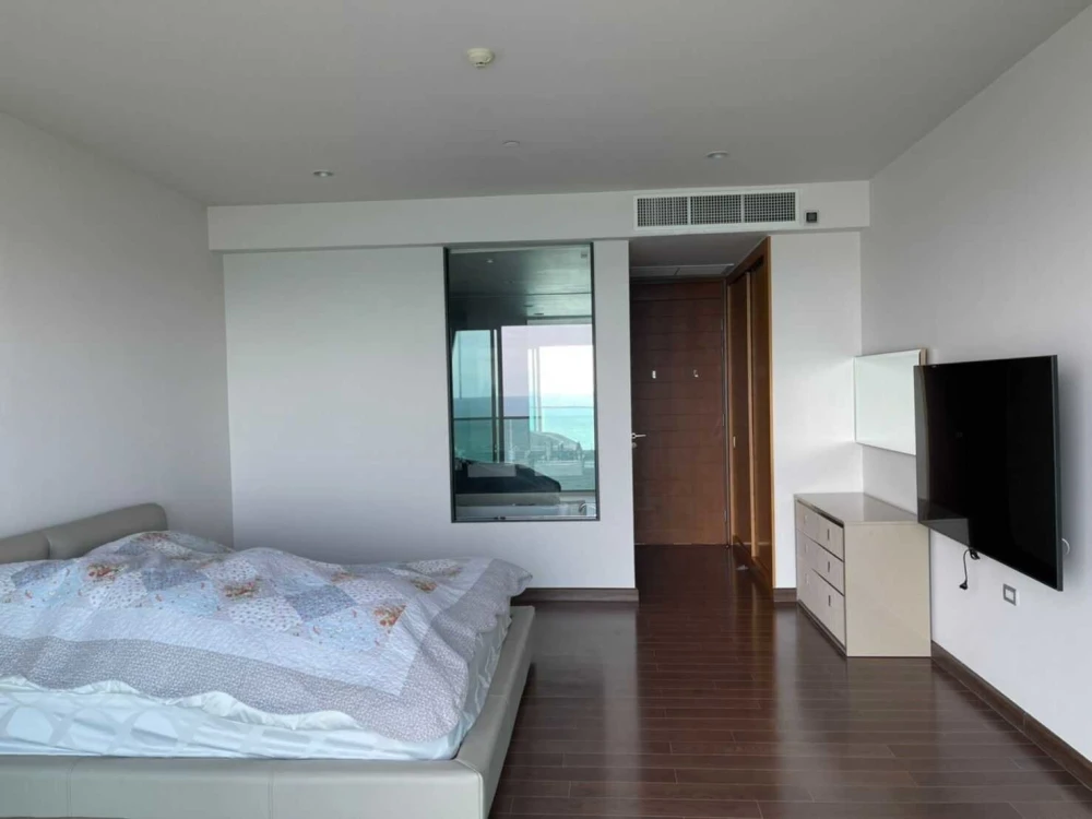 For sale or rent: Mövenpick White Sand Beach, a luxury beachfront condo in Pattaya. Premium location, stunning sea views, spacious and airy rooms. Boo