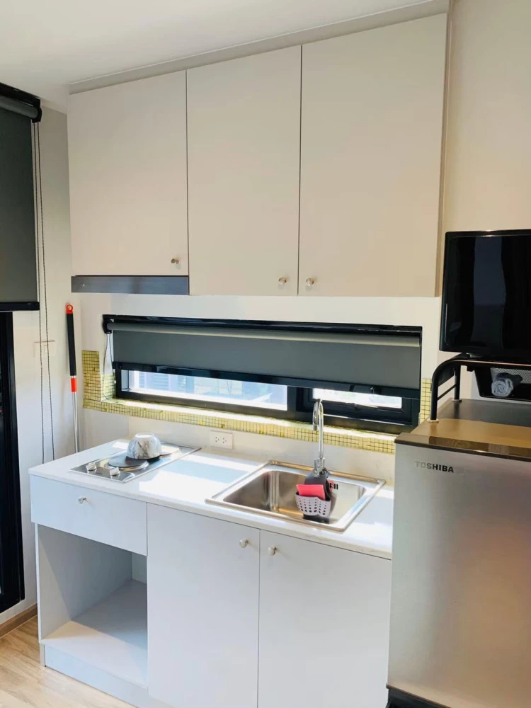 For sale or rent: Newera Ekmai-Ramintra, 7th floor, corner unit, fully furnished, ready to move in. Book now!