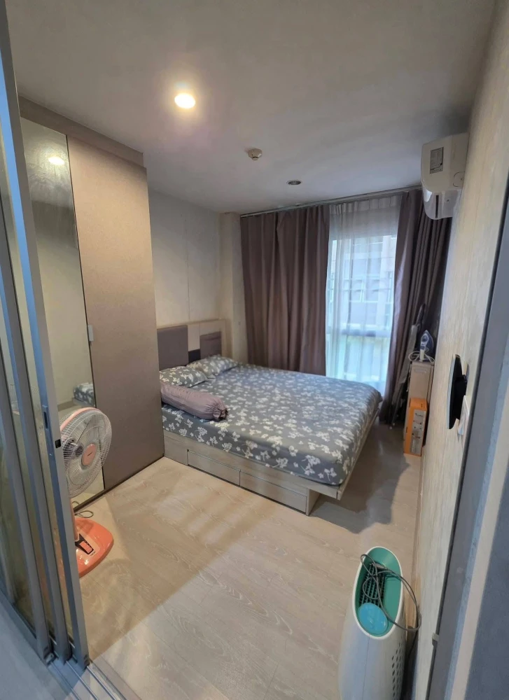 For sale or rent: Niche id Sukhumvit 113. A lovely unit with high-quality built-in furniture and matching wallpaper. Book now!