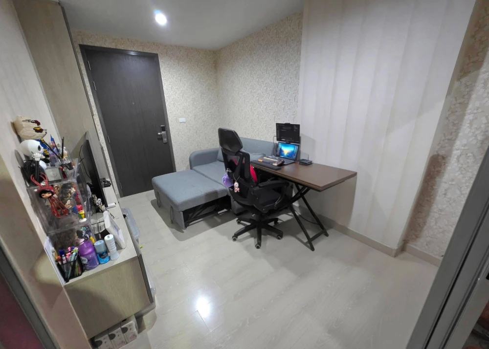 For sale or rent: Niche id Sukhumvit 113. A lovely unit with high-quality built-in furniture and matching wallpaper. Book now!