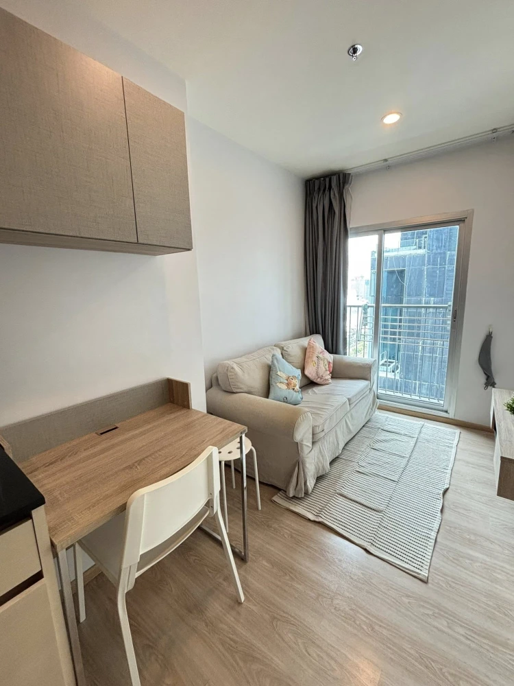 For sale or rent: Noble revolve ratchada, room on a very high floor (23rd floor), great breeze, ready to move in, complete with electrical appliances.