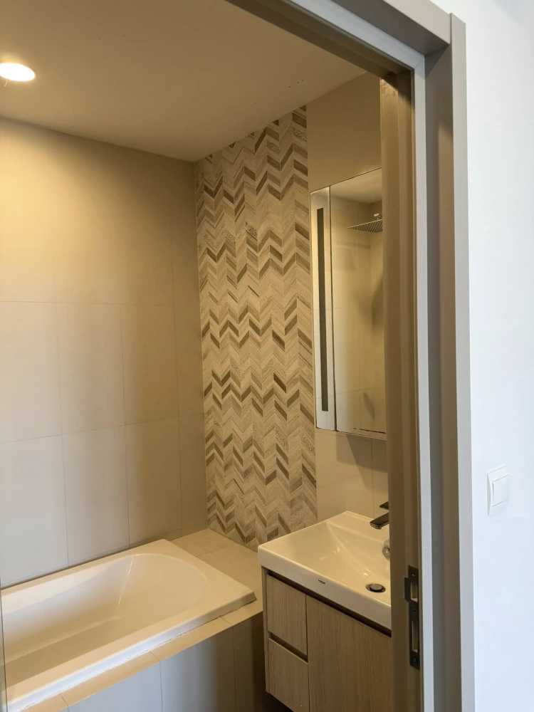 For sale or rent: Oka Haus Sukhumvit 36. Nice unit with pool view, great location, and convenient transportation. Book now!