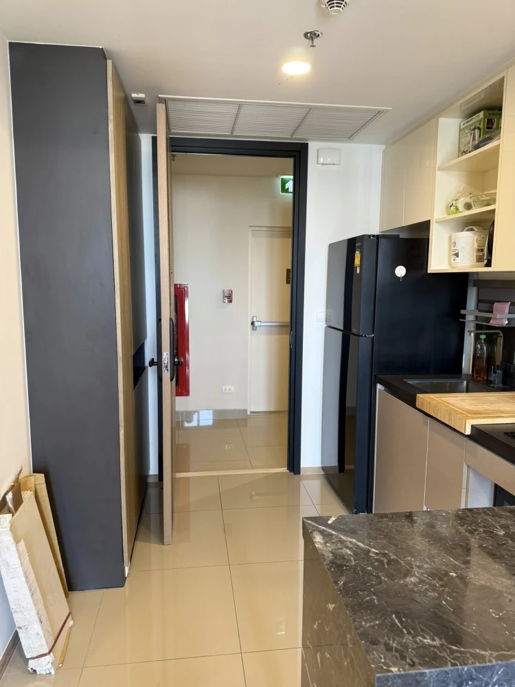 For sale or rent: Oka Haus Sukhumvit 36. Nice unit with pool view, great location, and convenient transportation. Book now!