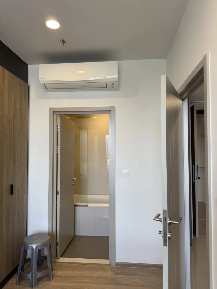 For sale or rent: Oka Haus Sukhumvit 36. Nice unit with pool view, great location, and convenient transportation. Book now!