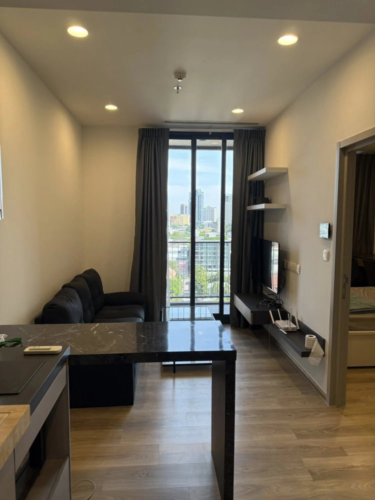 For sale or rent: Oka Haus Sukhumvit 36. Nice unit with pool view, great location, and convenient transportation. Book now!