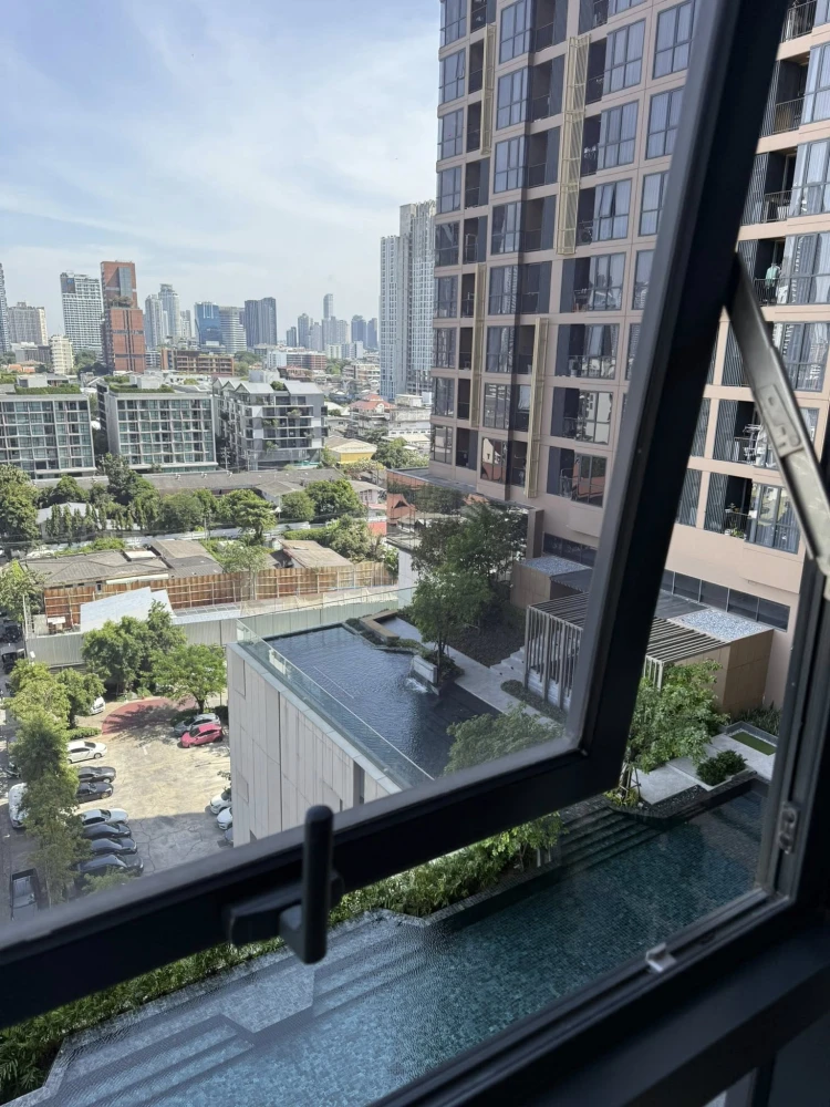 For sale or rent: Oka Haus Sukhumvit 36. Nice unit with pool view, great location, and convenient transportation. Book now!
