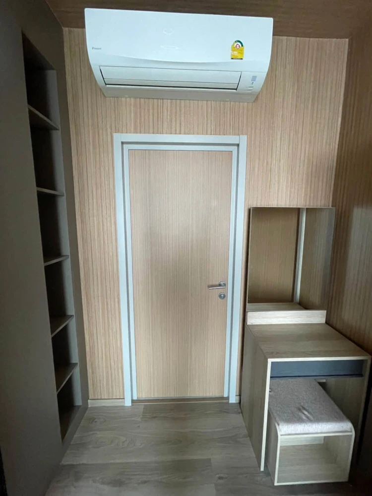For Sale/Rent: Oka Haus Sukhumvit 36. Private corner unit on the 45th floor offering high-rise views. Convenient, all-in-one living—book now!