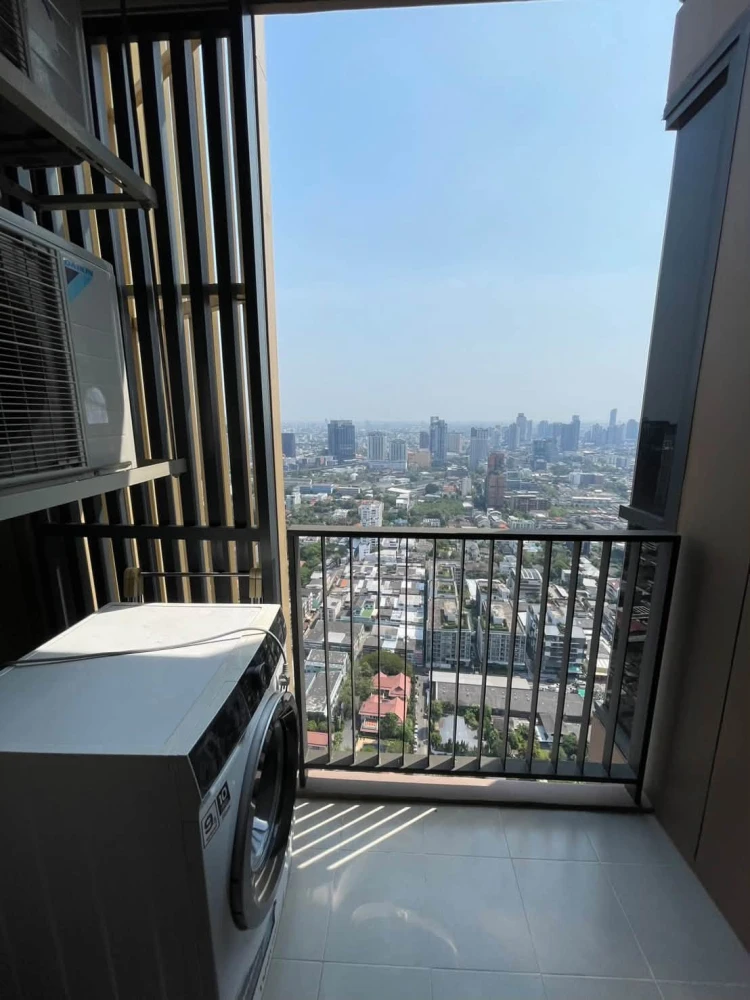 For Sale/Rent: Oka Haus Sukhumvit 36. Private corner unit on the 45th floor offering high-rise views. Convenient, all-in-one living—book now!