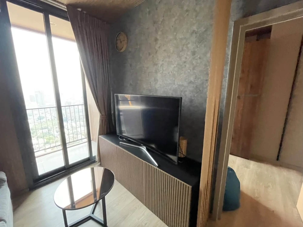 For Sale/Rent: Oka Haus Sukhumvit 36. Private corner unit on the 45th floor offering high-rise views. Convenient, all-in-one living—book now!