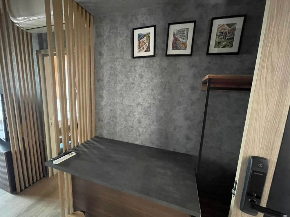 For Sale/Rent: Oka Haus Sukhumvit 36. Private corner unit on the 45th floor offering high-rise views. Convenient, all-in-one living—book now!