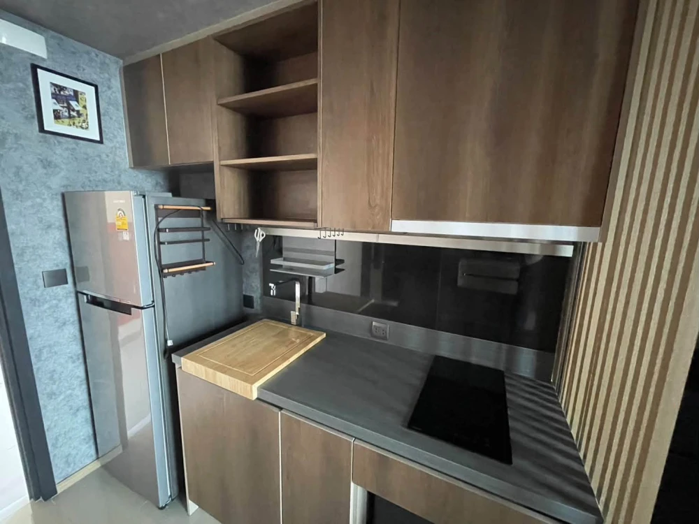 For Sale/Rent: Oka Haus Sukhumvit 36. Private corner unit on the 45th floor offering high-rise views. Convenient, all-in-one living—book now!