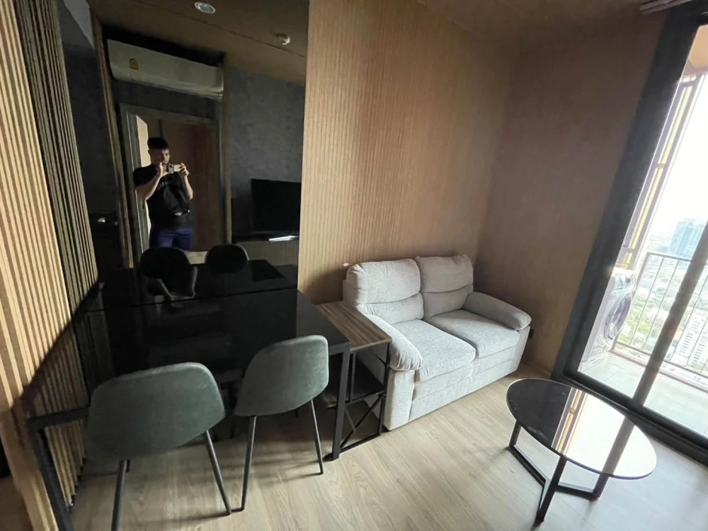 For Sale/Rent: Oka Haus Sukhumvit 36. Private corner unit on the 45th floor offering high-rise views. Convenient, all-in-one living—book now!
