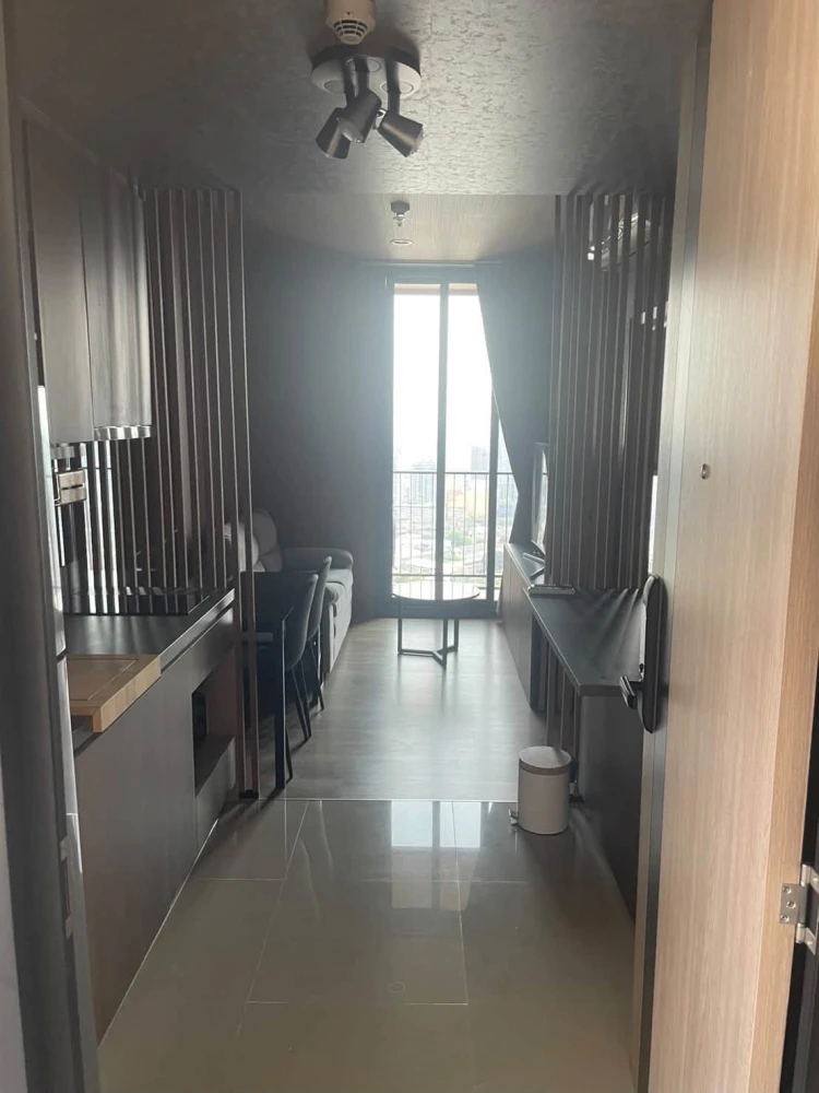 For Sale/Rent: Oka Haus Sukhumvit 36. Private corner unit on the 45th floor offering high-rise views. Convenient, all-in-one living—book now!