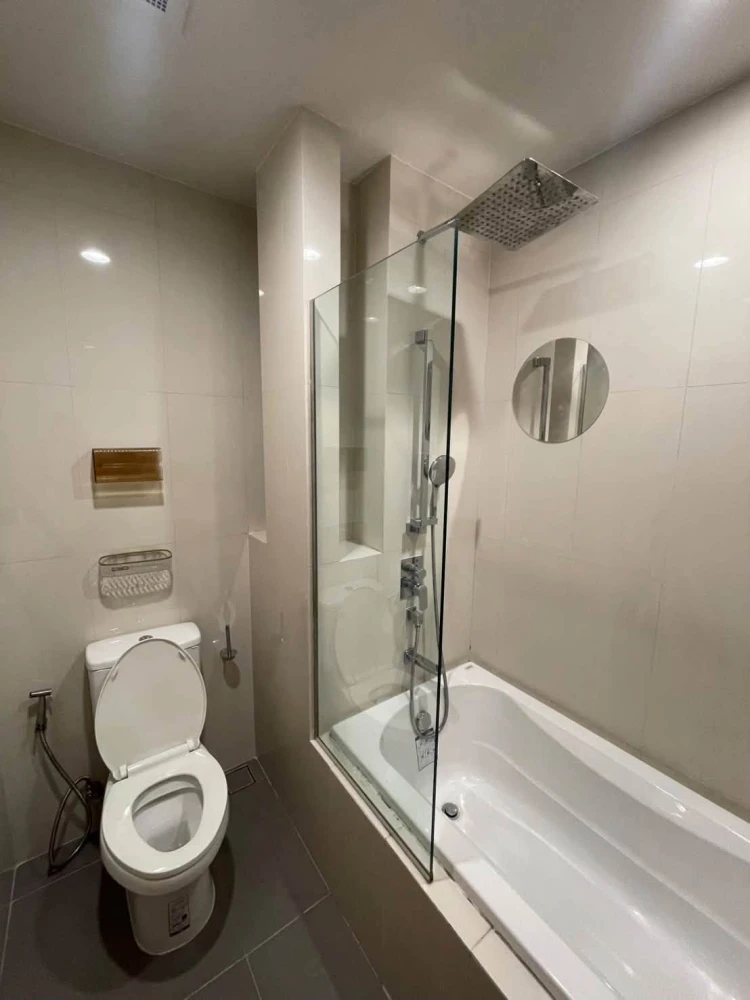 For Sale/Rent: Oka Haus Sukhumvit 36. Private corner unit on the 45th floor offering high-rise views. Convenient, all-in-one living—book now!