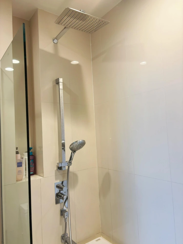 For sale, for rent: Oka Haus Sukhumvit 36, decorated in a tone-on-tone style, high ceiling, airy and spacious, good location, book now!