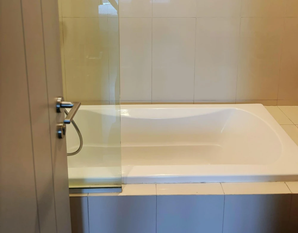For sale, for rent: Oka Haus Sukhumvit 36, decorated in a tone-on-tone style, high ceiling, airy and spacious, good location, book now!