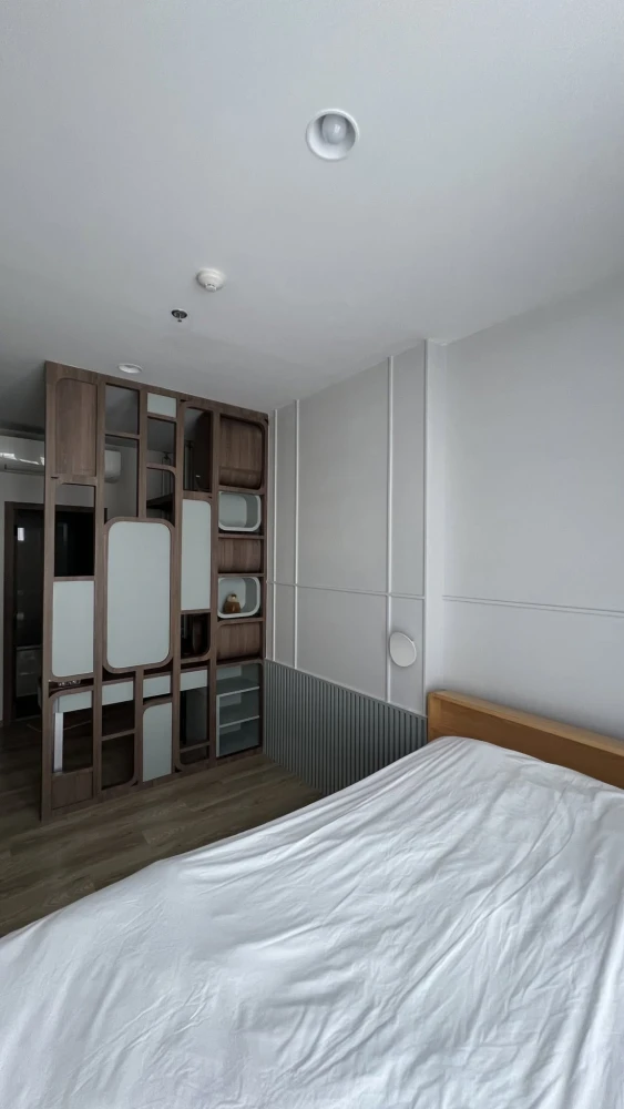 For sale or rent: Oka Haus, high floor unit, beautifully decorated and fully furnished (ready to move in).
