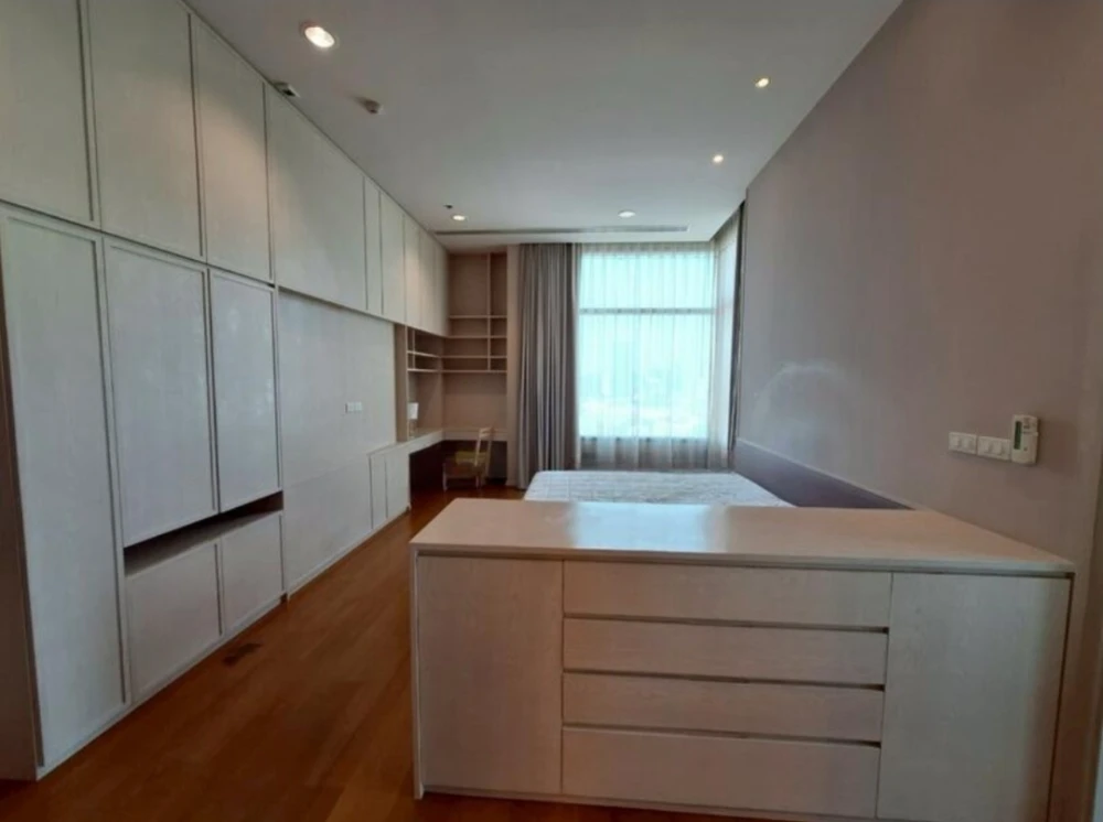 For sale/rent: Parco Condominium, penthouse unit, very high floor, 4 bedrooms, 5 bathrooms + maid's room. You can't miss this opportunity!