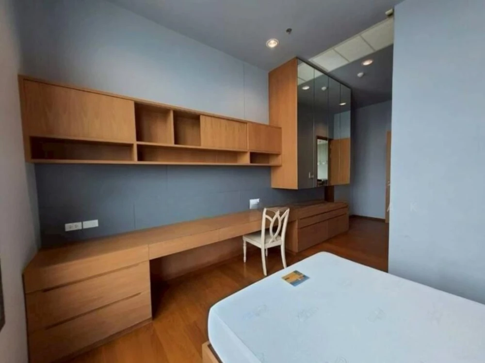 For sale/rent: Parco Condominium, penthouse unit, very high floor, 4 bedrooms, 5 bathrooms + maid's room. You can't miss this opportunity!