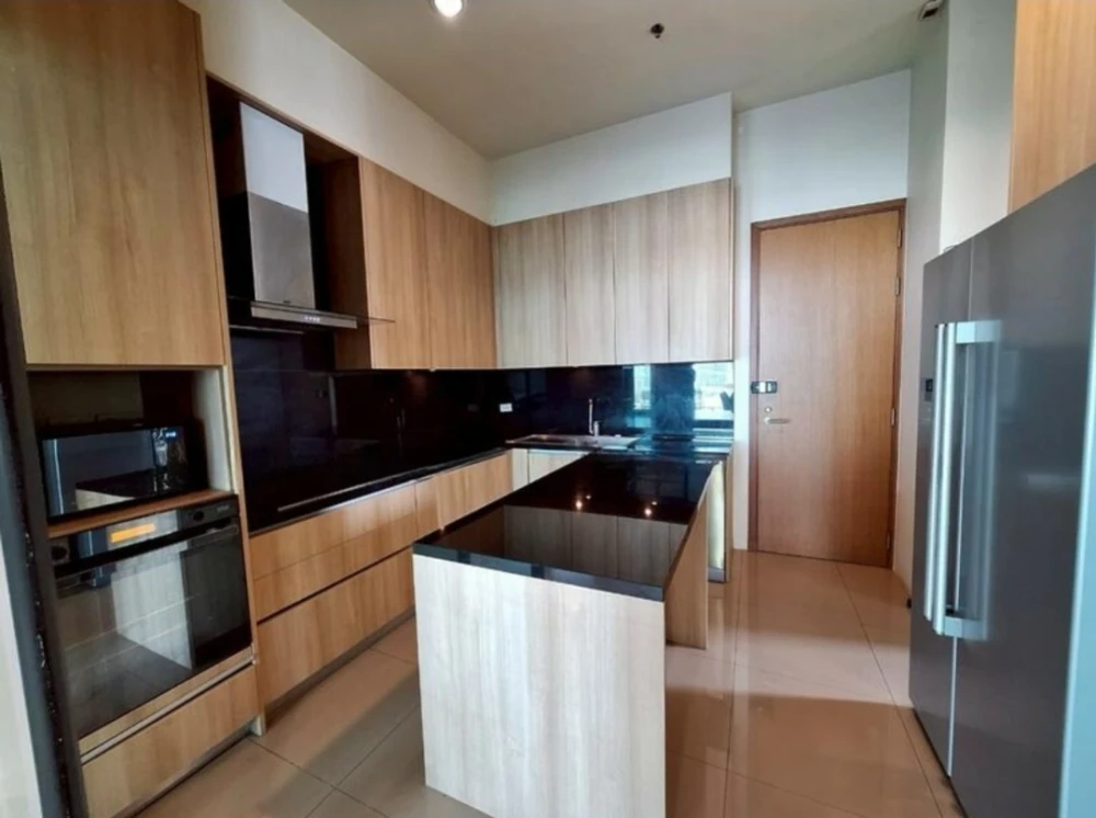 For sale/rent: Parco Condominium, penthouse unit, very high floor, 4 bedrooms, 5 bathrooms + maid's room. You can't miss this opportunity!
