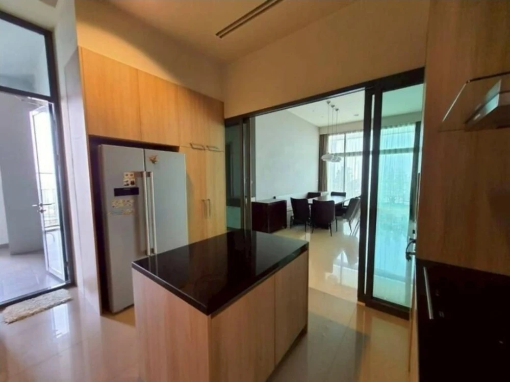 For sale/rent: Parco Condominium, penthouse unit, very high floor, 4 bedrooms, 5 bathrooms + maid's room. You can't miss this opportunity!