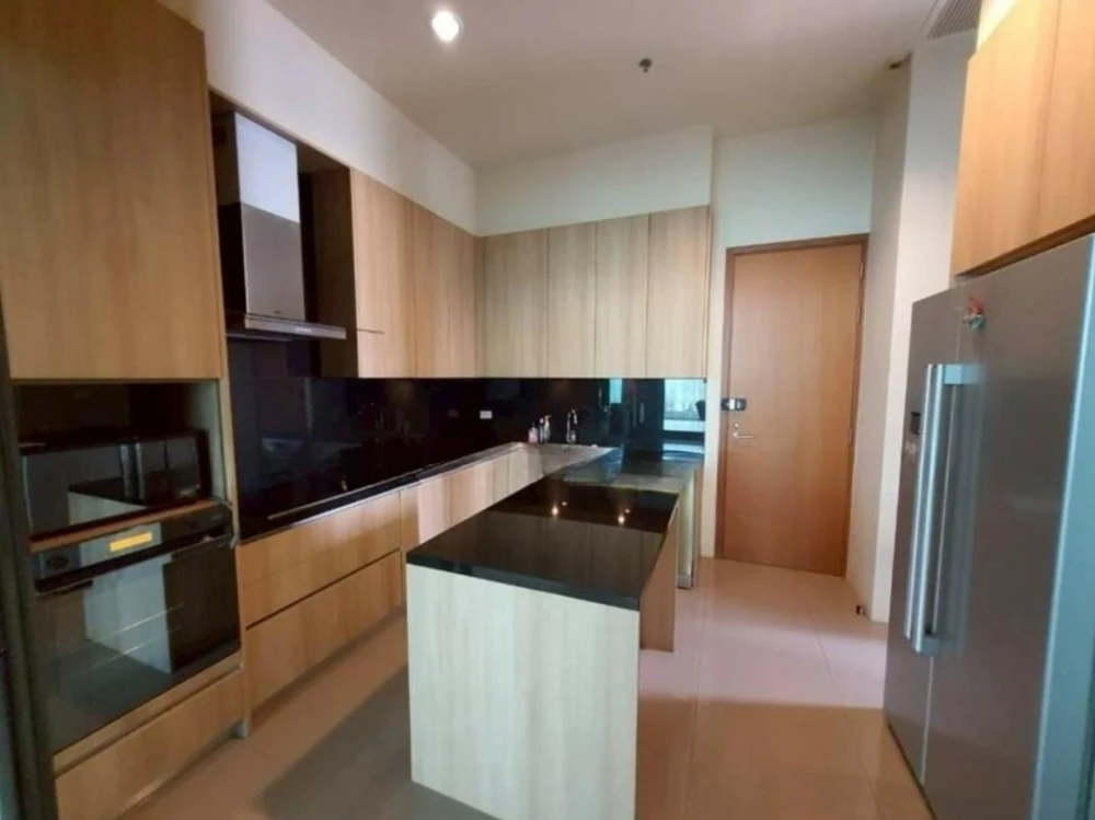 For sale/rent: Parco Condominium, penthouse unit, very high floor, 4 bedrooms, 5 bathrooms + maid's room. You can't miss this opportunity!